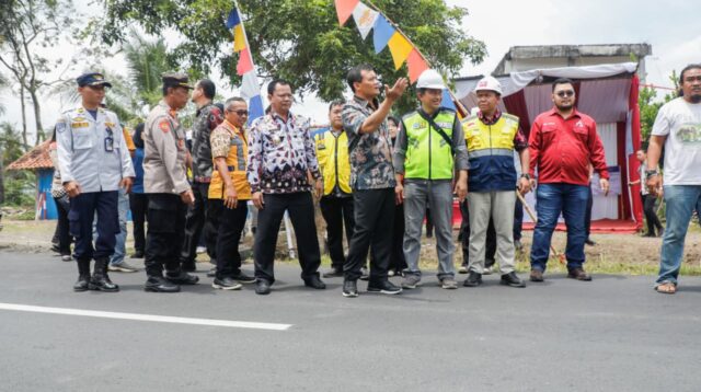 Gubernur Jawa Tengah Ahmad Luthfi saat meresmikan jalan Bumiayu-Salem pada Kamis (2/10/2025). (dok Pemprov Jateng)