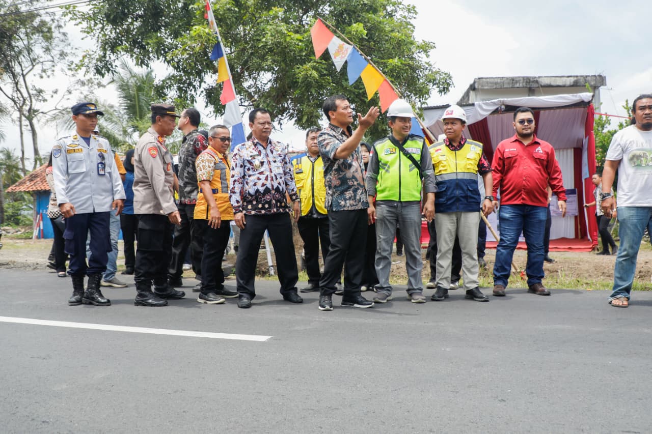 Gubernur Jawa Tengah Ahmad Luthfi saat meresmikan jalan Bumiayu-Salem pada Kamis (2/10/2025). (dok Pemprov Jateng)