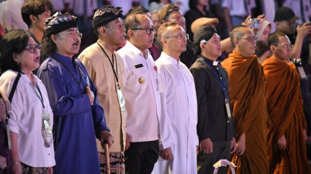Wakil Wali kota Semarang, Iswar Aminuddin saat menghadiri Konser Kebangsaan Lintas Agama dan Kepercayaan bertajuk "Senandung Harmoni Membangun Negeri" digelar meriah pada Rabu (1/10/2025) di Holy Stadium Semarang. (dok Pemkot Semarang)