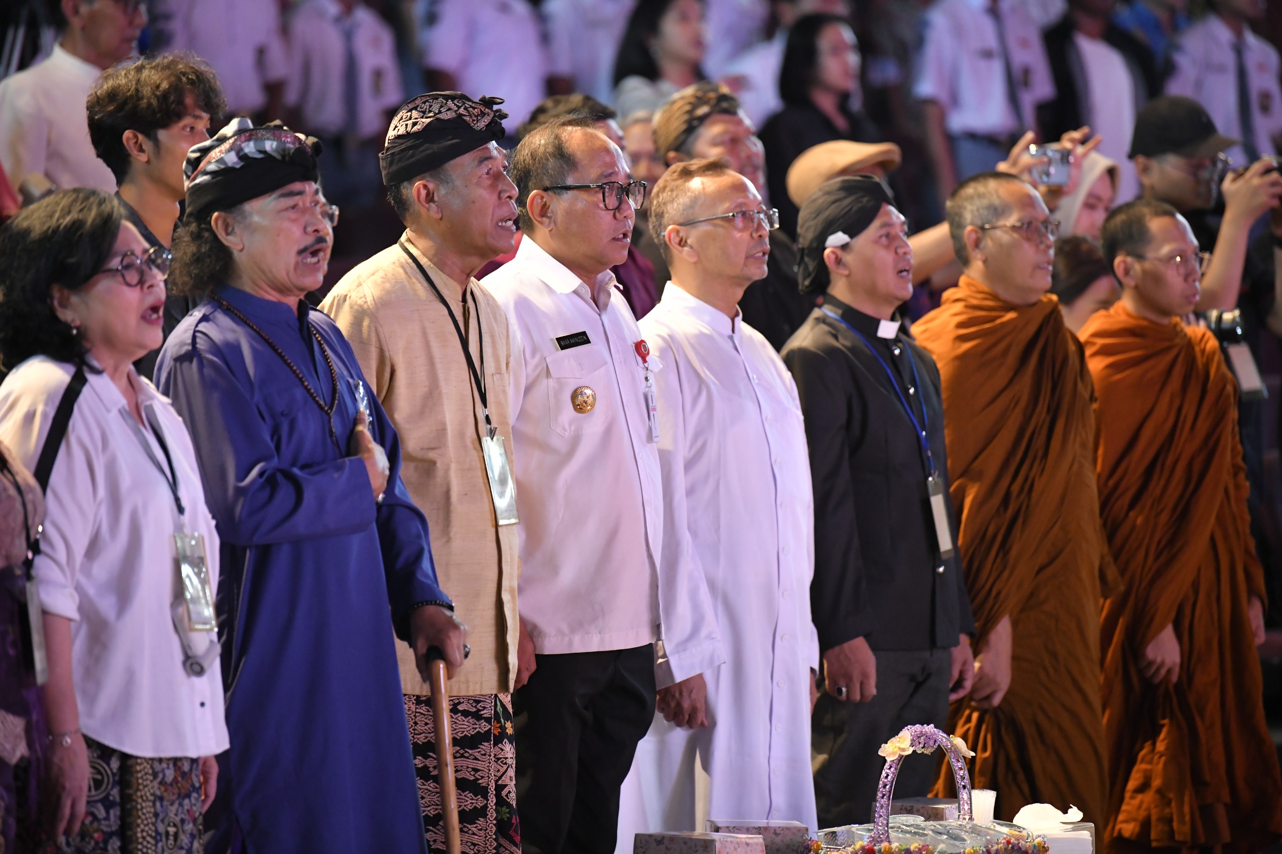 Wakil Wali kota Semarang, Iswar Aminuddin saat menghadiri Konser Kebangsaan Lintas Agama dan Kepercayaan bertajuk "Senandung Harmoni Membangun Negeri" digelar meriah pada Rabu (1/10/2025) di Holy Stadium Semarang. (dok Pemkot Semarang)