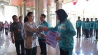 Wali Kota Semarang, Agustina Wilujeng secara resmi melepas 28 ASN Kota Semarang yang akan bergabung memperkuat Kontingen Jawa Tengah dalam ajang PORNAS XVII Korpri Tahun 2025 di Palembang. (Pemkot Semarang)