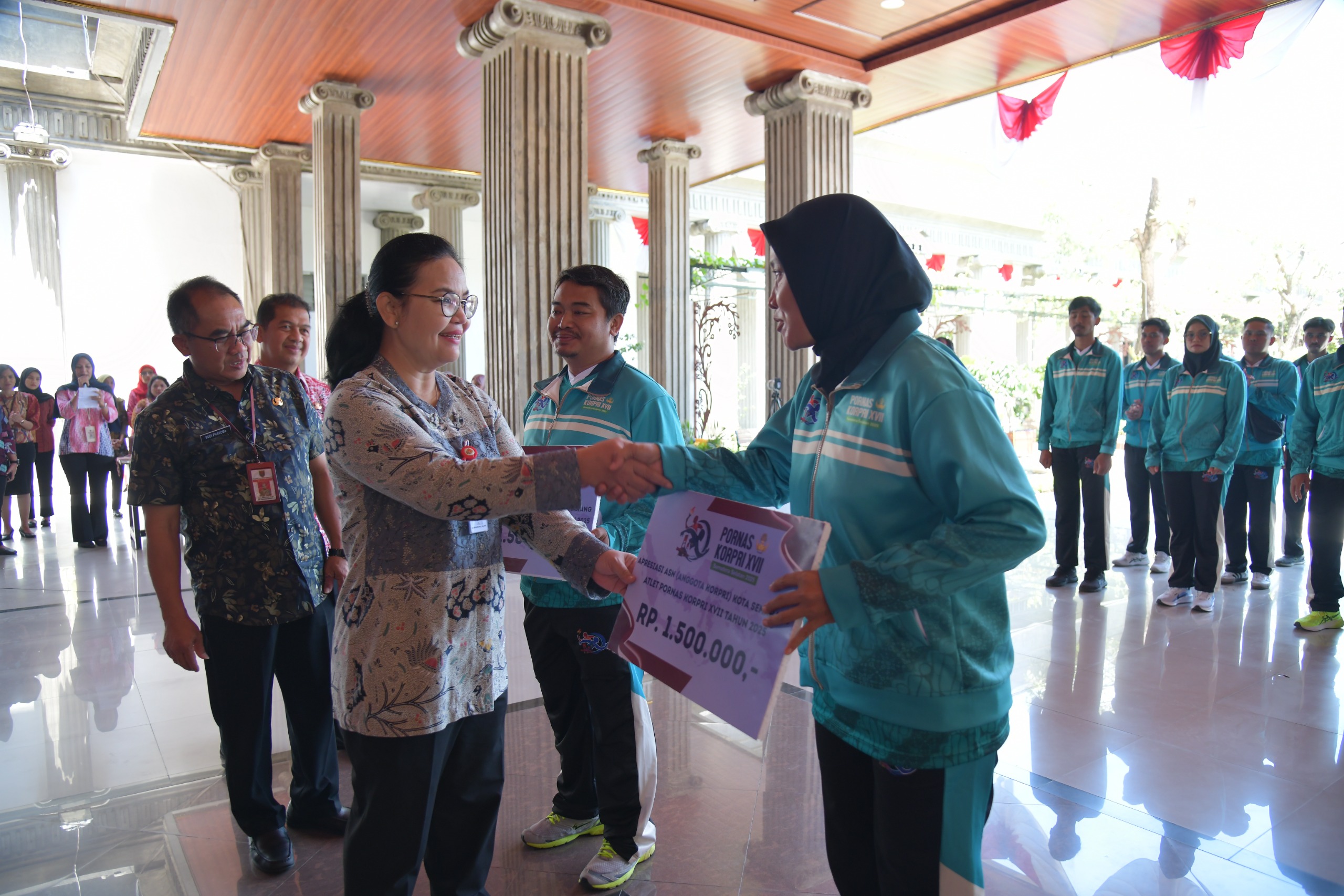Wali Kota Semarang, Agustina Wilujeng secara resmi melepas 28 ASN Kota Semarang yang akan bergabung memperkuat Kontingen Jawa Tengah dalam ajang PORNAS XVII Korpri Tahun 2025 di Palembang. (Pemkot Semarang)