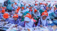 Sebanyak 27 ribu siswa Pendidikan Anak Usia Dini (PAUD) se Jawa Tengah melakukan gerakan “Ayo Membatik Serentak Bersama Bunda PAUD Jateng” pada peringatan Hari Batik Nasional pada Kamis, (2/10/2025). (dok Pemprov Jateng)