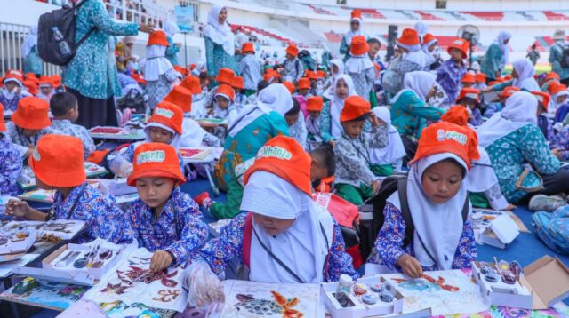 Sebanyak 27 ribu siswa Pendidikan Anak Usia Dini (PAUD) se Jawa Tengah melakukan gerakan “Ayo Membatik Serentak Bersama Bunda PAUD Jateng” pada peringatan Hari Batik Nasional pada Kamis, (2/10/2025). (dok Pemprov Jateng)