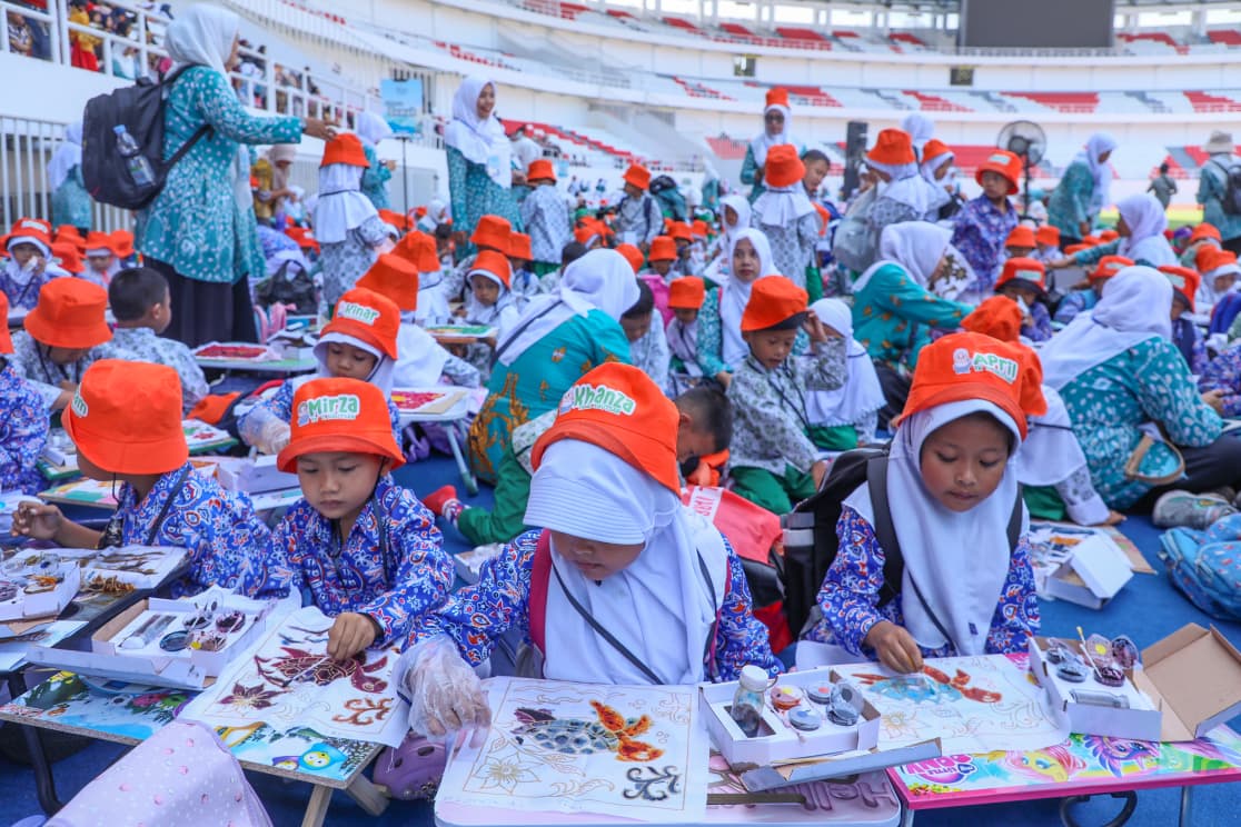 Sebanyak 27 ribu siswa Pendidikan Anak Usia Dini (PAUD) se Jawa Tengah melakukan gerakan “Ayo Membatik Serentak Bersama Bunda PAUD Jateng” pada peringatan Hari Batik Nasional pada Kamis, (2/10/2025). (dok Pemprov Jateng)