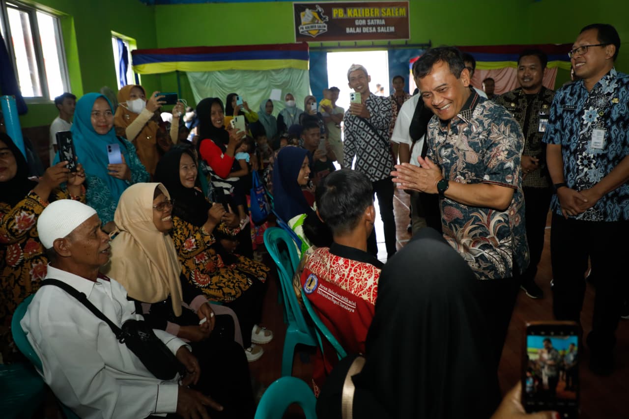 Gubernur Jawa Tengah Ahmad Luthfi meninjau langsung pelaksanaan program layanan Dokter Spesilis Keliling (Speling) di Kecamatan Salem, Kabupaten Brebes, pada Kamis (2/10/2025). (dok Pemprov Jateng)