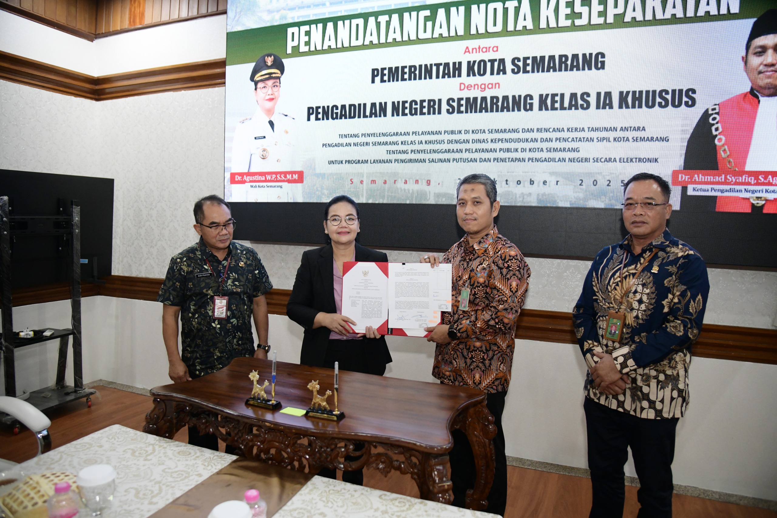 Wali Kota Semarang, Agustina Wilujeng menandatangani Nota Kesepakatan dengan Pengadilan Negeri Semarang Kelas IA pada Kamis (2/10) di Ruang Rapat Wali kota, Balaikota Semarang. (dok Pemkot Semarang)