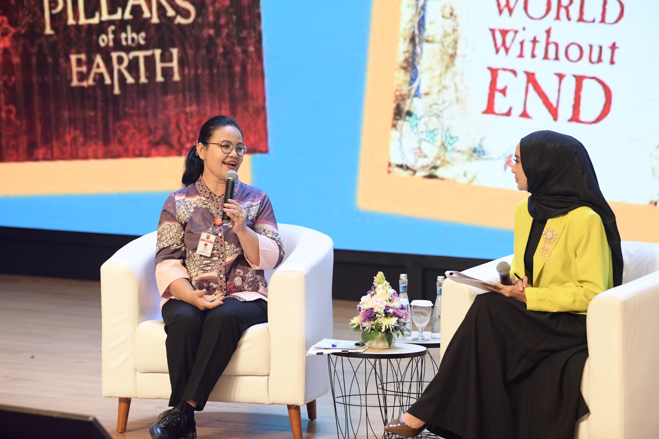 Wali Kota Semarang, Agustina Wilujeng, saat didapuk menjadi pemateri dalam Seminar Kepemimpinan dan Literasi 2025. (dok Pemkot Semarang)