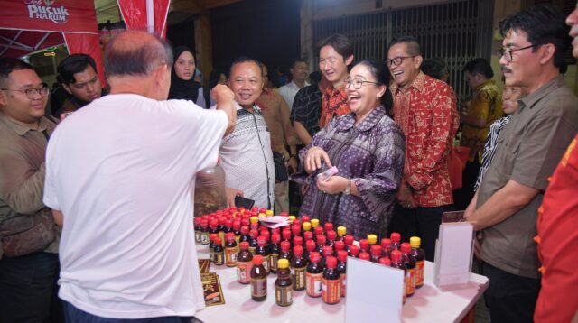 Wali Kota Semarang Agustina Wilujeng meresmikan pembukaan Waroeng Semawis.  (dok Pemkot Semarang)