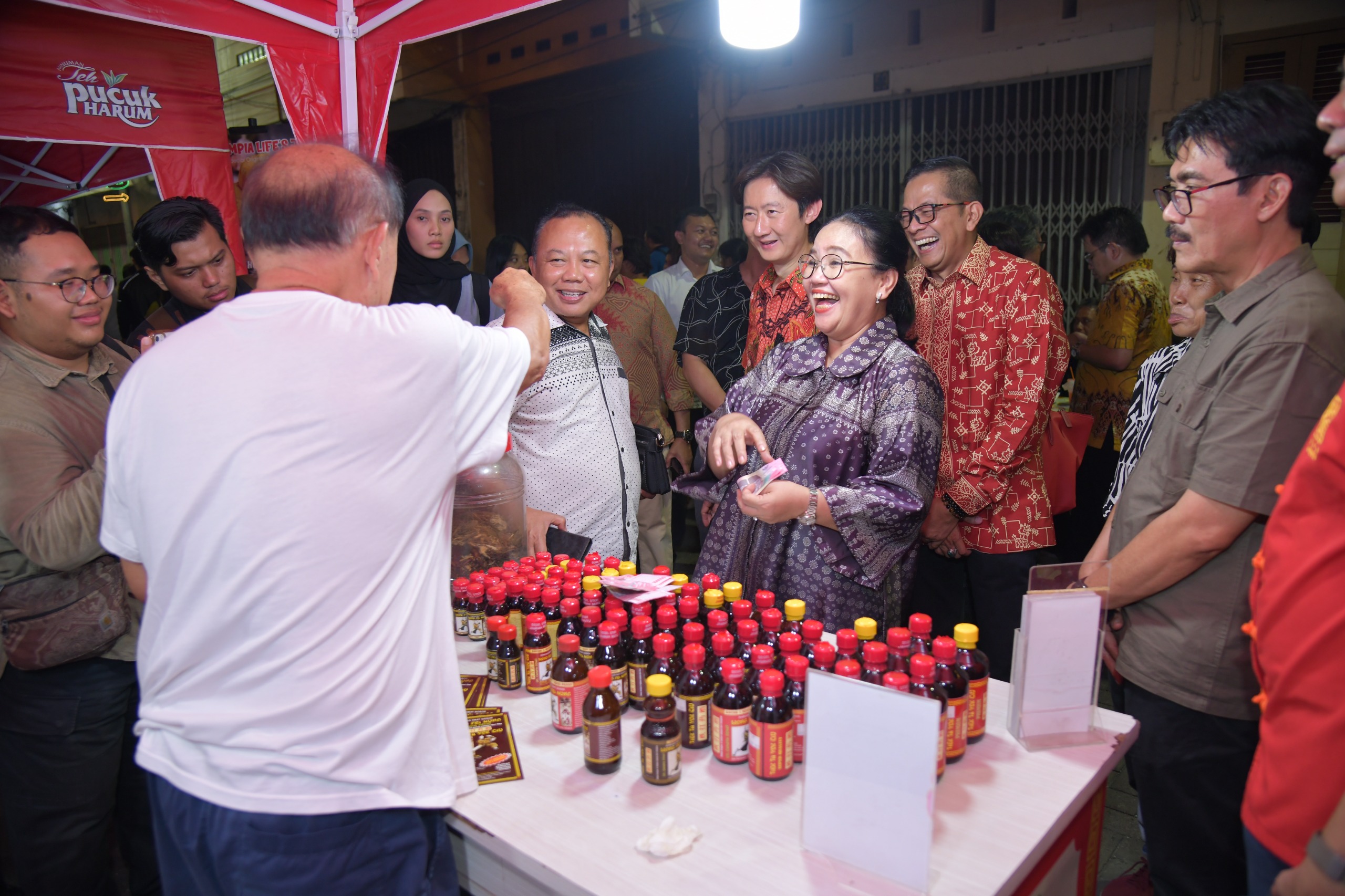Wali Kota Semarang Agustina Wilujeng meresmikan pembukaan Waroeng Semawis.  (dok Pemkot Semarang)