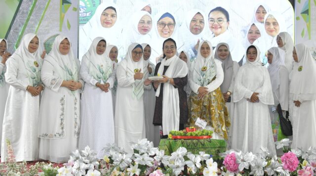 Wali Kota Semarang, Agustina Wilujeng saat menghadiri Pengajian Majelis Dzikir dan Waosan Burdah Jagagawang Aswaja Kota Semarang di Pondok Pesantren Al Ishlah, Mangkang Kulon, Sabtu (4/10/2025). (dok Pemkot Semarang)