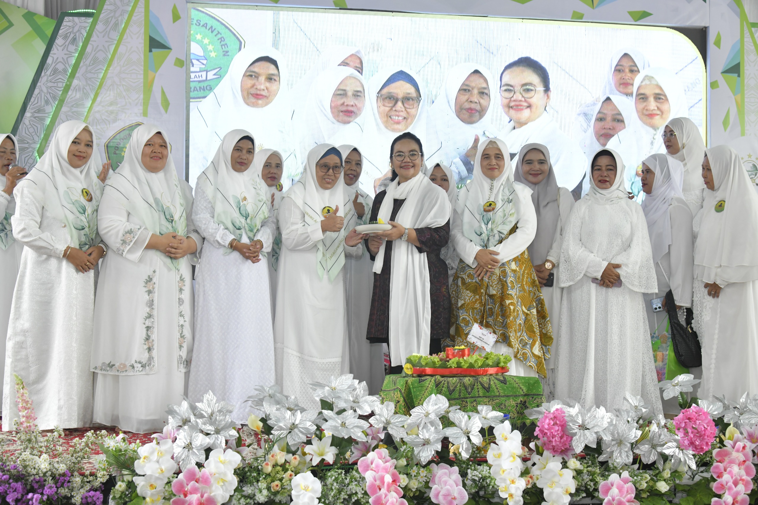 Wali Kota Semarang, Agustina Wilujeng saat menghadiri Pengajian Majelis Dzikir dan Waosan Burdah Jagagawang Aswaja Kota Semarang di Pondok Pesantren Al Ishlah, Mangkang Kulon, Sabtu (4/10/2025). (dok Pemkot Semarang)