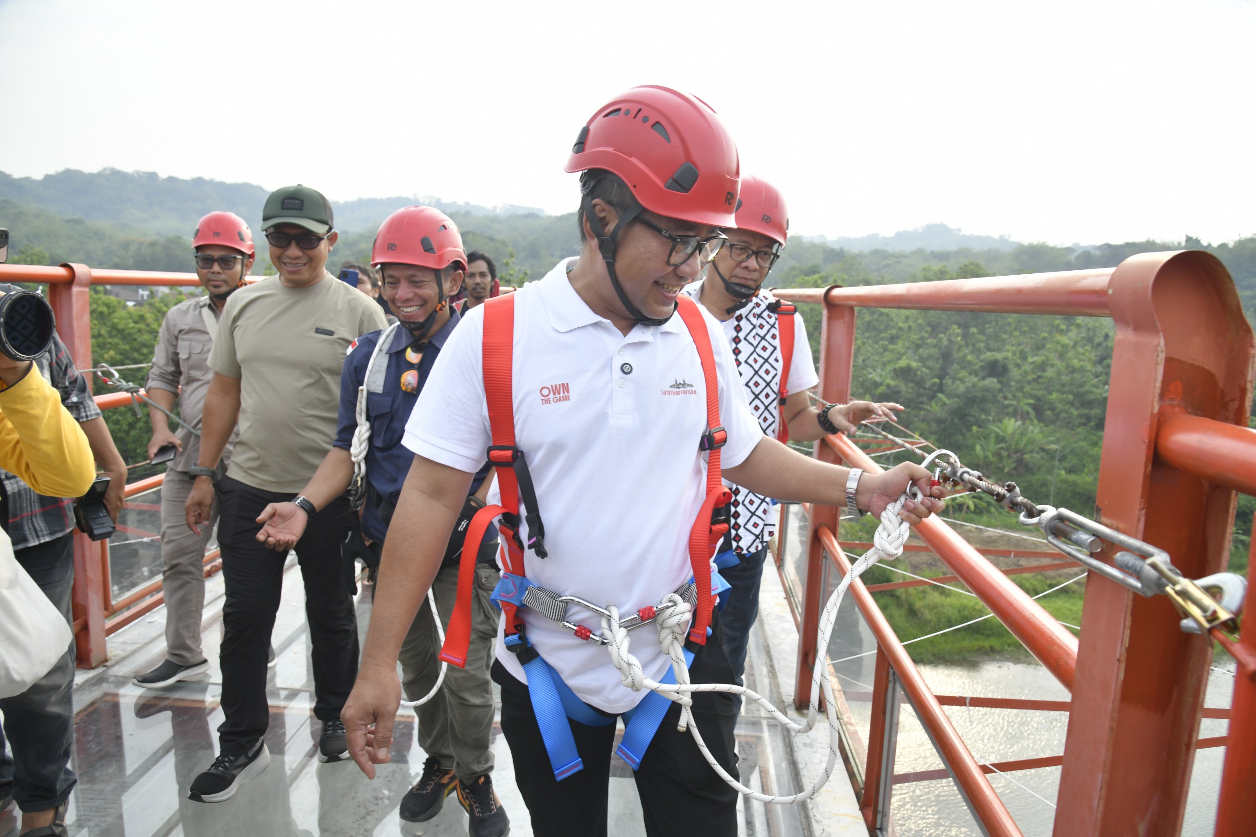 Wakil Wali Kota Semarang, Iswar Aminuddin saat menghadiri soft opening Tinjomoyo Adventure Tourism di kawasan Hutan Wisata Tinjomoyo, Minggu (5/10/2025). (dok Pemkot Semarang)