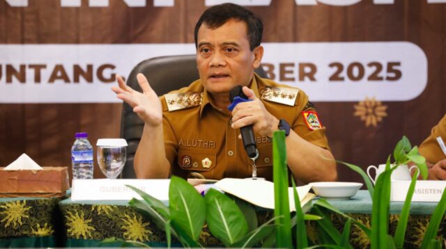 Gubernur Jawa Tengah,  Ahmad Luthfi saat  Rapat Koordinasi Tim Pengendalian Inflasi Daerah (TPID) di Tlogo, Tuntang, Kabupaten Semarang, pada Senin (6/10/2025). (dok Pemprov Jateng)