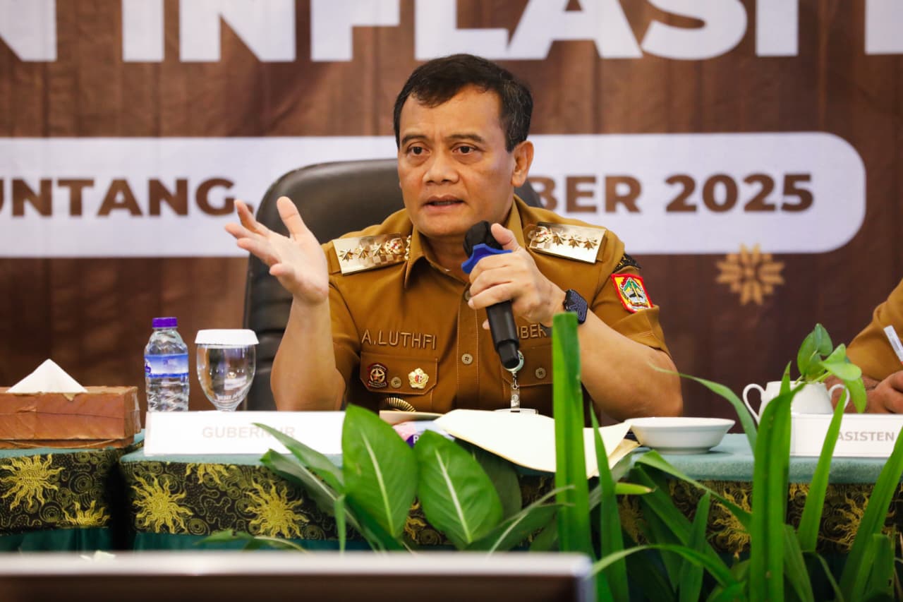Gubernur Jawa Tengah,  Ahmad Luthfi saat  Rapat Koordinasi Tim Pengendalian Inflasi Daerah (TPID) di Tlogo, Tuntang, Kabupaten Semarang, pada Senin (6/10/2025). (dok Pemprov Jateng)