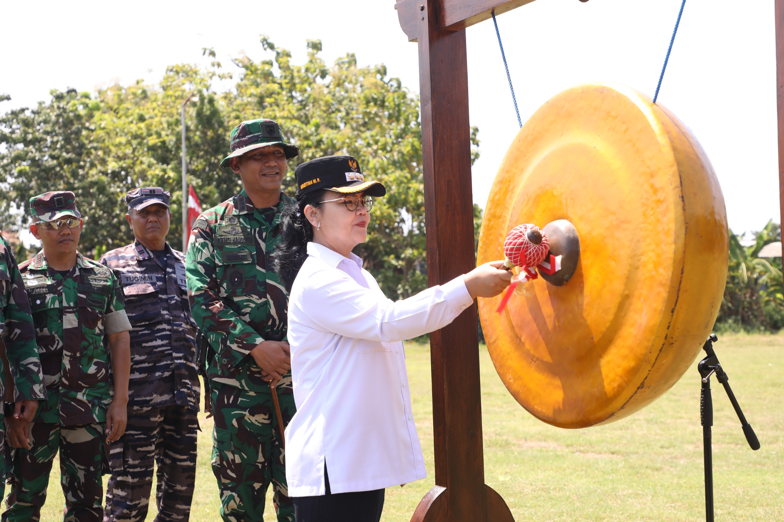 Wali Kota Semarang Agustina Wilujeng, membuka secara resmi Program TNI Manunggal Membangun Desa (TMMD). (dok Pemkot Semarang)