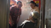 Wali Kota Semarang, Agustina Wilujeng mendampingi anggota Komisi V DPR RI Mochamad Herviano Widyatama dalam kunjungan kerja meninjau program Sanimas di Kelurahan Purwosari, Kecamatan Semarang Utara, pada Selasa (7/10/2025). (dok Pemkot Semarang)