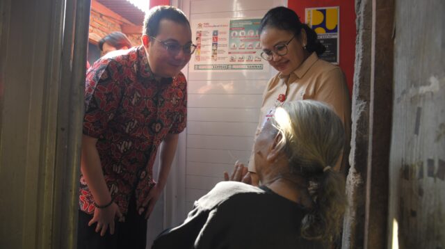 Wali Kota Semarang, Agustina Wilujeng mendampingi anggota Komisi V DPR RI Mochamad Herviano Widyatama dalam kunjungan kerja meninjau program Sanimas di Kelurahan Purwosari, Kecamatan Semarang Utara, pada Selasa (7/10/2025). (dok Pemkot Semarang)