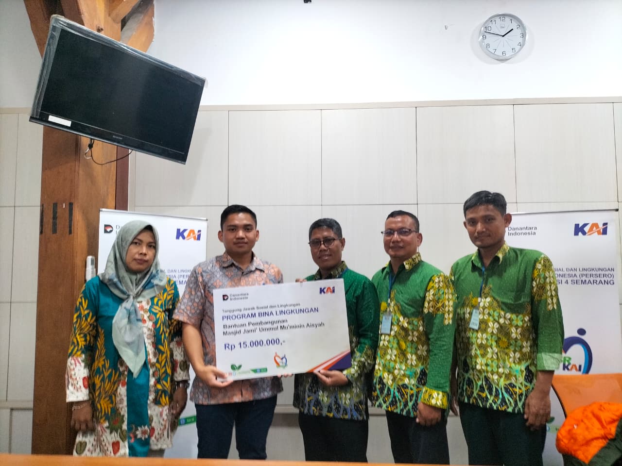 KAI Daop 4 Semarang serahkan bantuan TJSL mencakup bidang pendidikan, sosial, dan keagamaan. (dok KAI Daop 4 Semarang)
