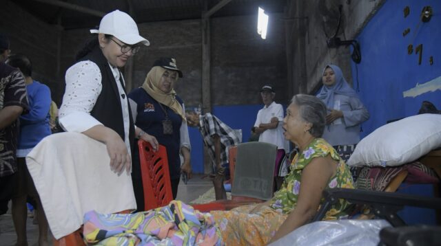 Agustina Wilujeng Tinjau Pengungsian Banjir Semarang