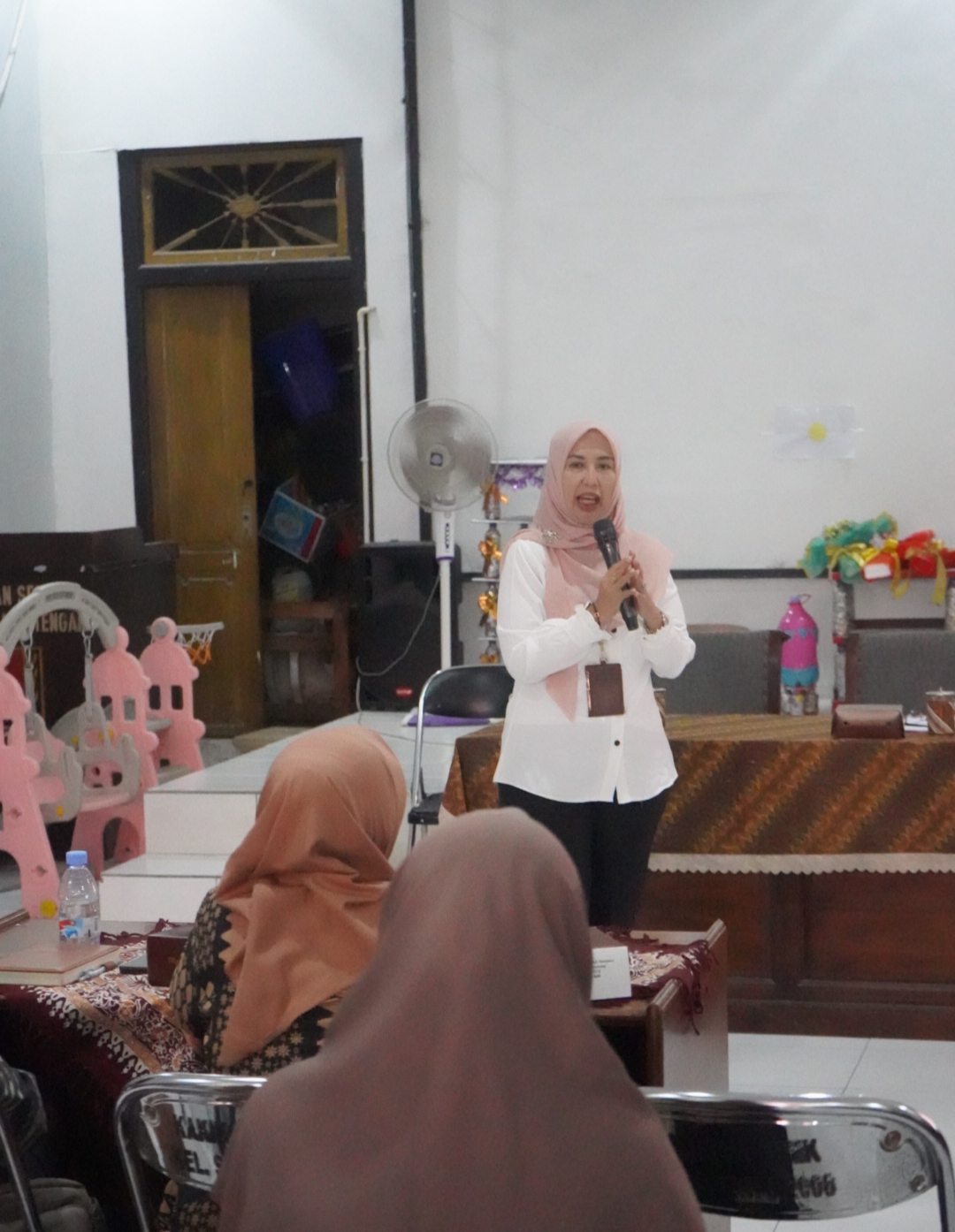 Kepala Dinas Lingkungan Hidup (DLH) Kota Semarang, Arwita Mawarti saat menghadiri FGD Pilah Sampah di Kelurahan Sekayu, Kecamatan Semarang Tengah. (dok Istimewa)