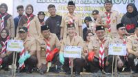 Wali Kota Semarang, Agustina Wilujeng Pramestuti bersama jajarannya tanam mangrove dalam kegiatan memperngati Hari Pramuka ke-64. (dok Istimewa)