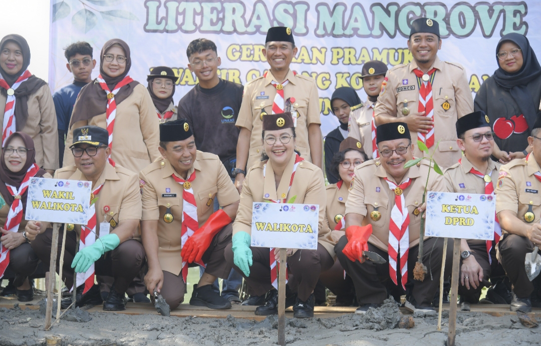 Wali Kota Semarang, Agustina Wilujeng Pramestuti bersama jajarannya tanam mangrove dalam kegiatan memperngati Hari Pramuka ke-64. (dok Istimewa)
