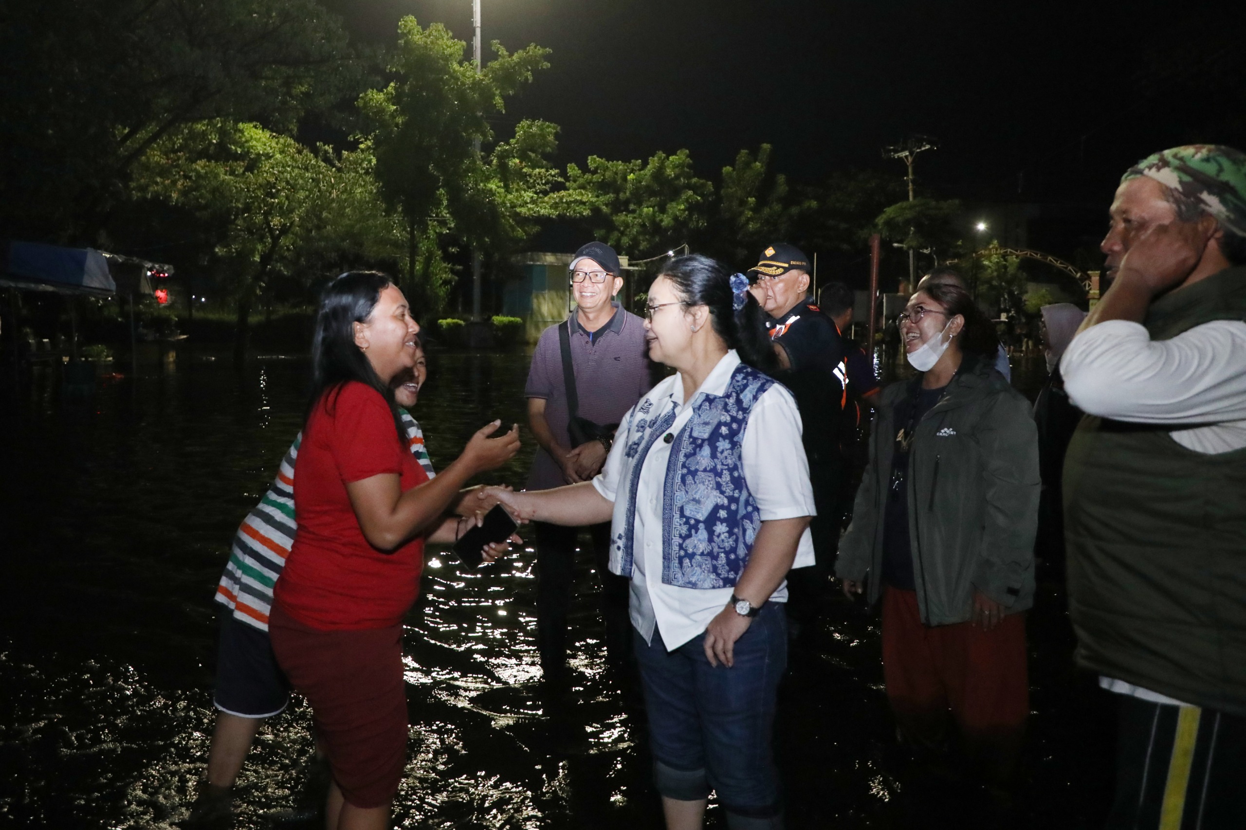 Wali Kota Semarang Agustina Wilujeng meninjau banjir di Kaligawe dan Muktiharjo Kidul untuk memastikan penanganan cepat dan kebutuhan warga terpenuhi.