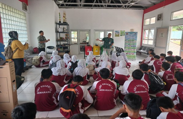 Tumbuhkan Peduli Lingkungan Sejak Dini, Siswa SMPN 12 Kunjungi DLH Kota Semarang Tumbuhkan Peduli Lingkungan Sejak Dini, Siswa SMPN 12 Kunjungi DLH Kota Semarang
