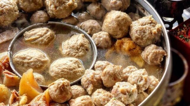 Rekomendasi bakso enak di Jogja, dari bakso urat legendaris hingga bakso jumbo unik yang wajib dicoba.