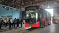 Bus listrik Trans Semarang mulai diuji coba di rute Mangkang–Simpang Lima, warga bisa naik gratis dan ikut menilai performa kendaraan ramah lingkungan ini. Bus listrik Trans Semarang mulai diuji coba di rute Mangkang–Simpang Lima, warga bisa naik gratis dan ikut menilai performa kendaraan ramah lingkungan ini.
