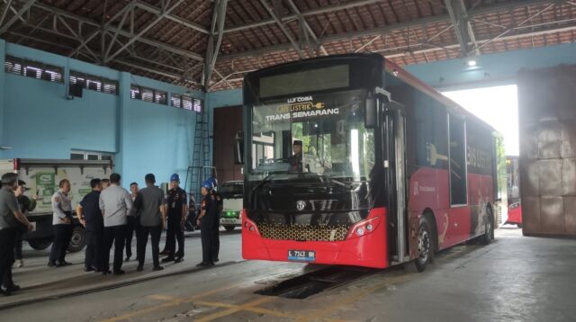 Bus listrik Trans Semarang mulai diuji coba di rute Mangkang–Simpang Lima, warga bisa naik gratis dan ikut menilai performa kendaraan ramah lingkungan ini.