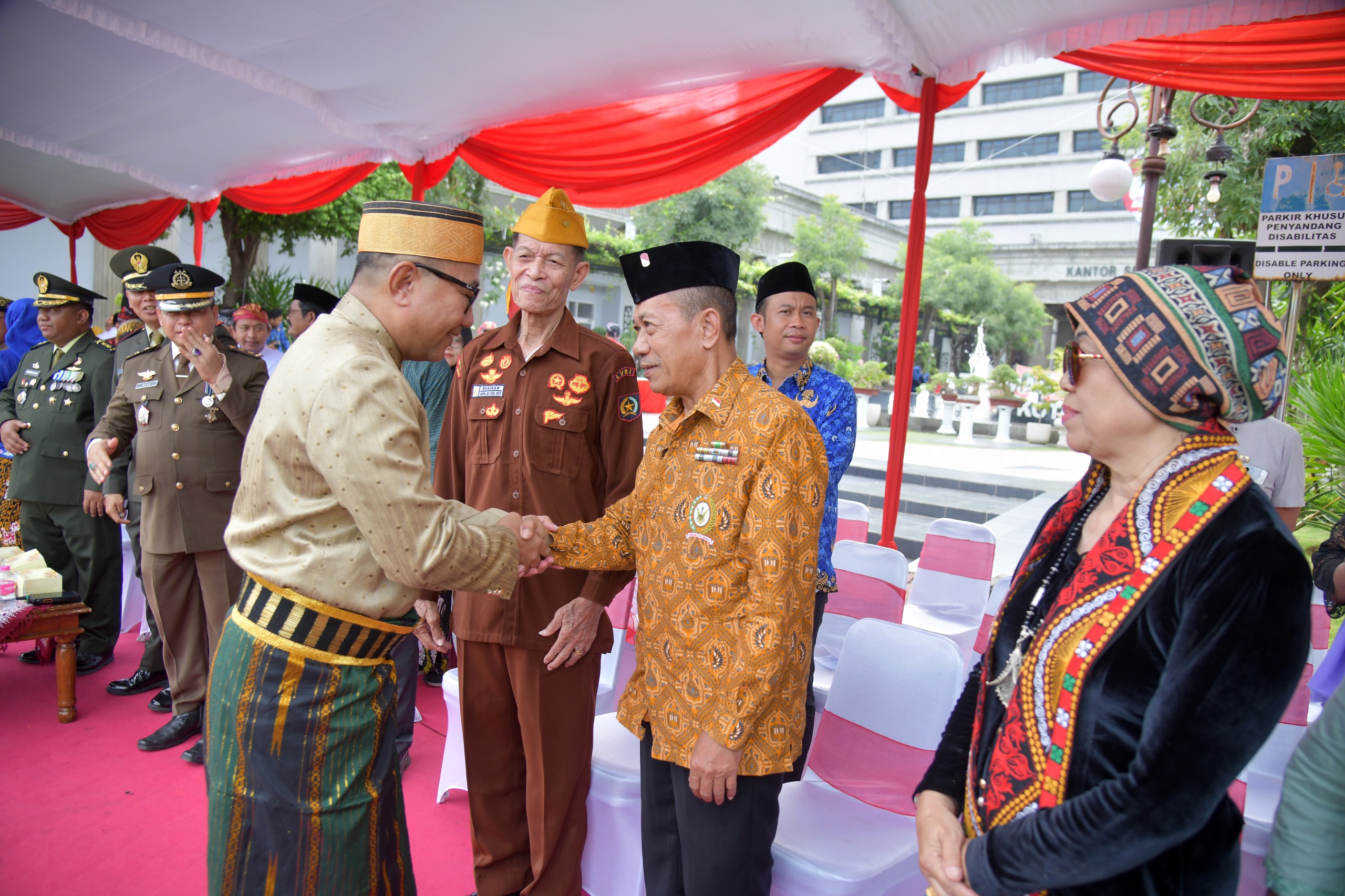 Pemkot Semarang gelar upacara Hari Pahlawan dan kirab bendera 1.945 meter sebagai simbol semangat membangun bersama.