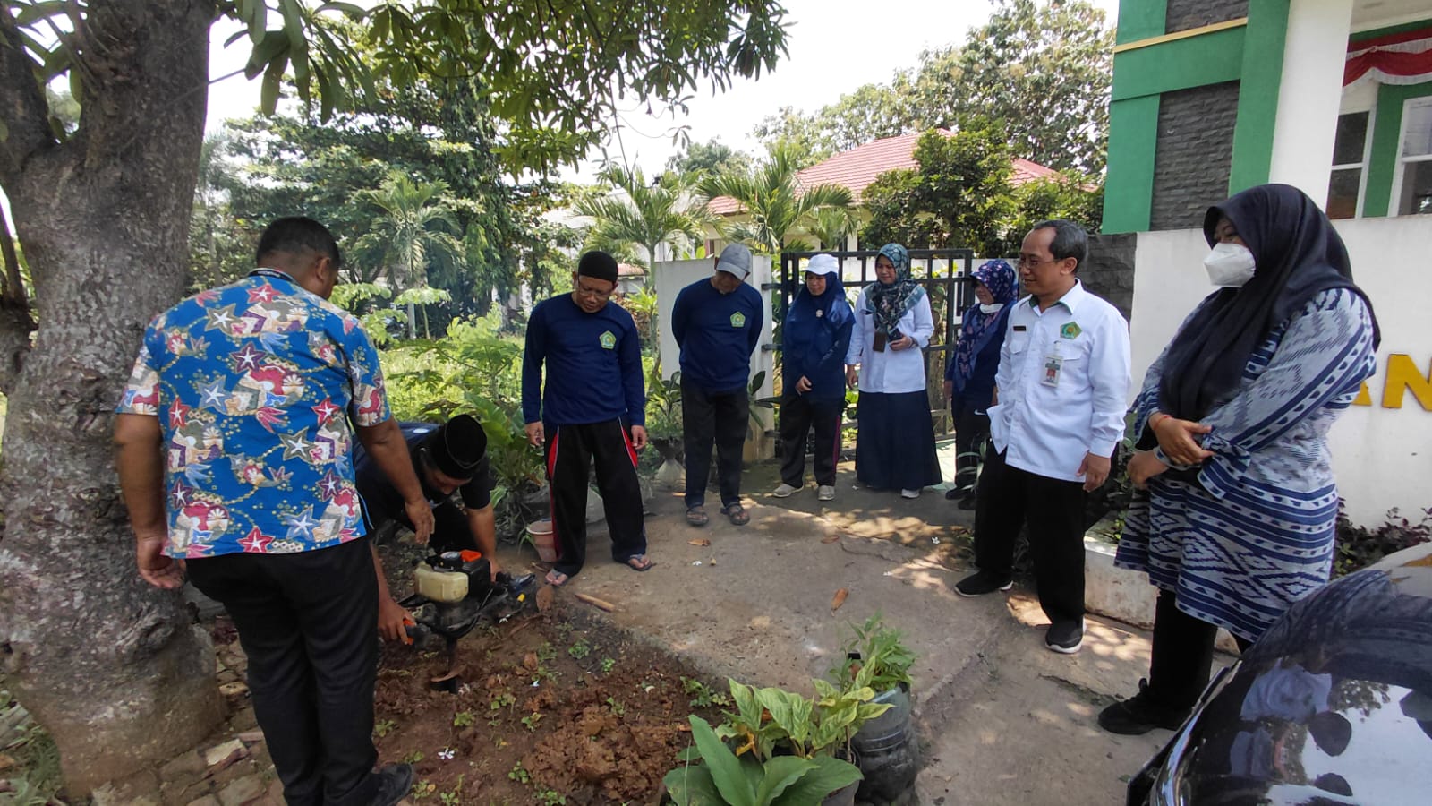 Sinergi dengan Kemenag, DLH Kota Semarang Ajak Pegawai KUA Gunungpati Bikin Lubang Biopori