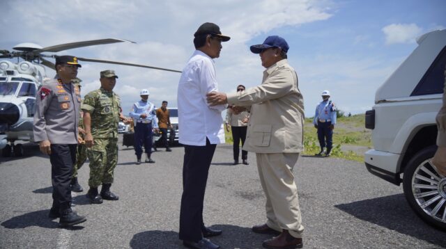 Momen Kompak Prabowo Semobil “Maung” Bersama Sri Sultan Hamengkubuwono X