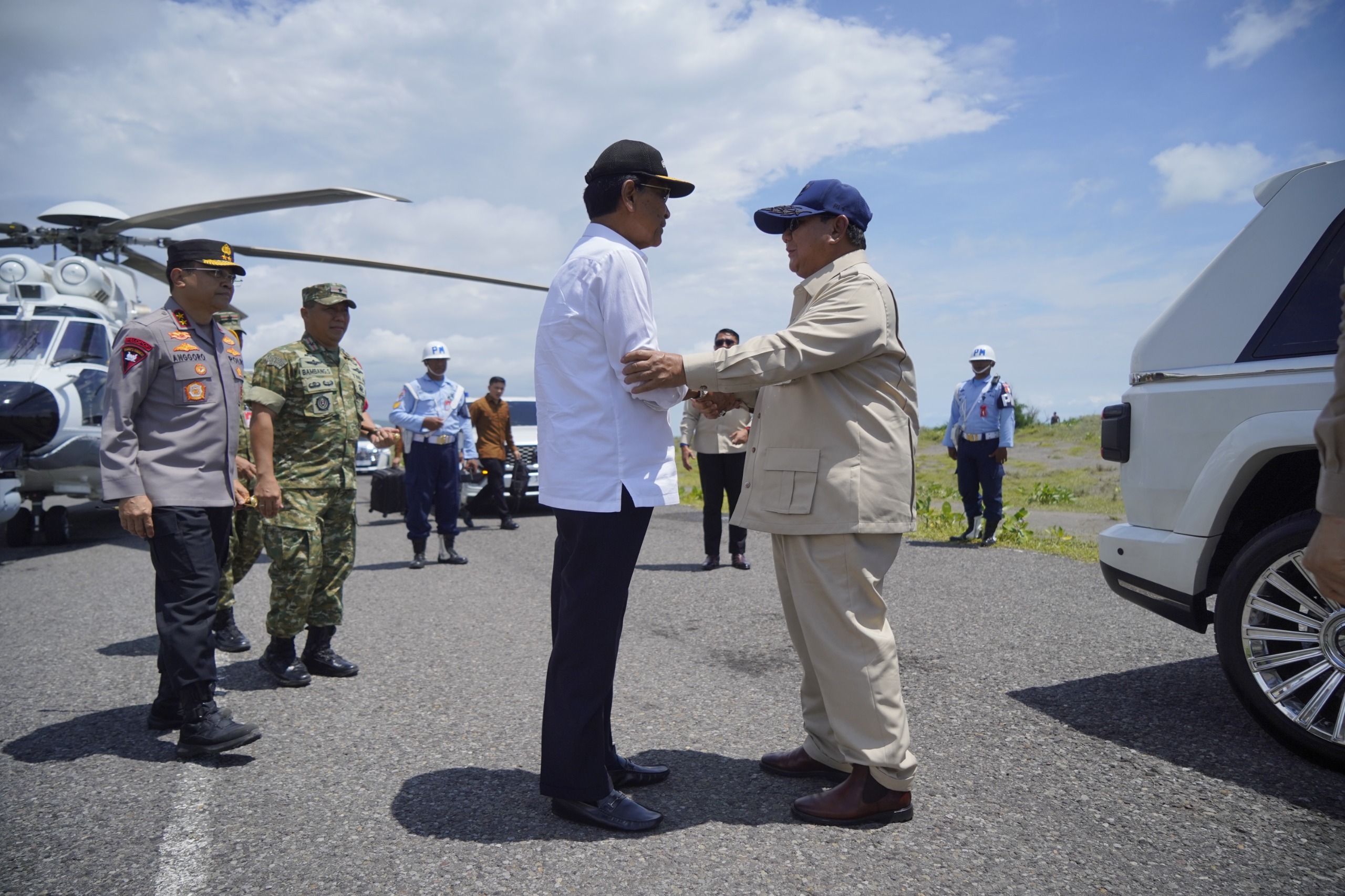 Momen Kompak Prabowo Semobil “Maung” Bersama Sri Sultan Hamengkubuwono X