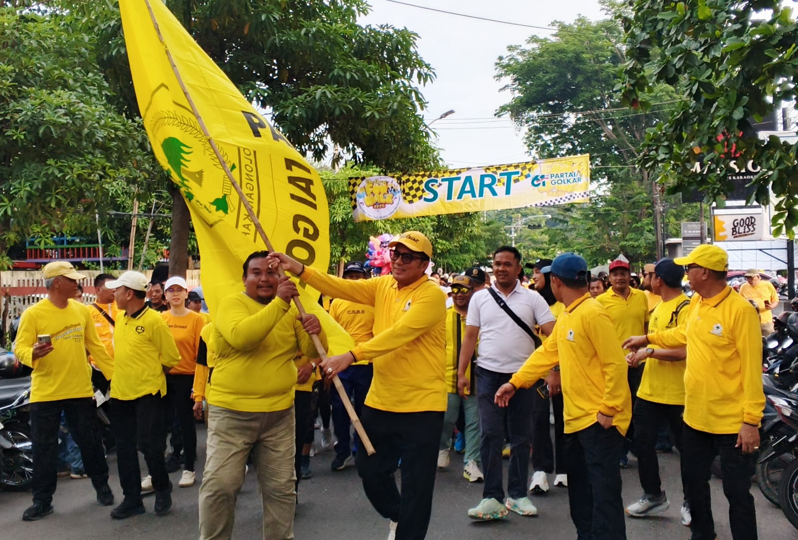 Yellow Fun Walk Golkar Jateng, Ratusan Warga Semarang Kampanyekan Hidup Sehat Yellow Fun Walk Golkar Jateng, Ratusan Warga Semarang Kampanyekan Hidup Sehat