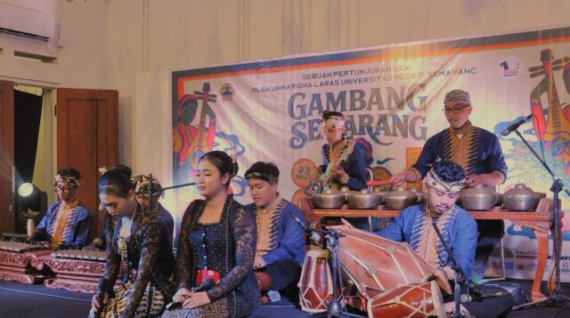 Penampilan Gambang semarang oleh UKM Kridha Laras Universotas Negeri Semarang