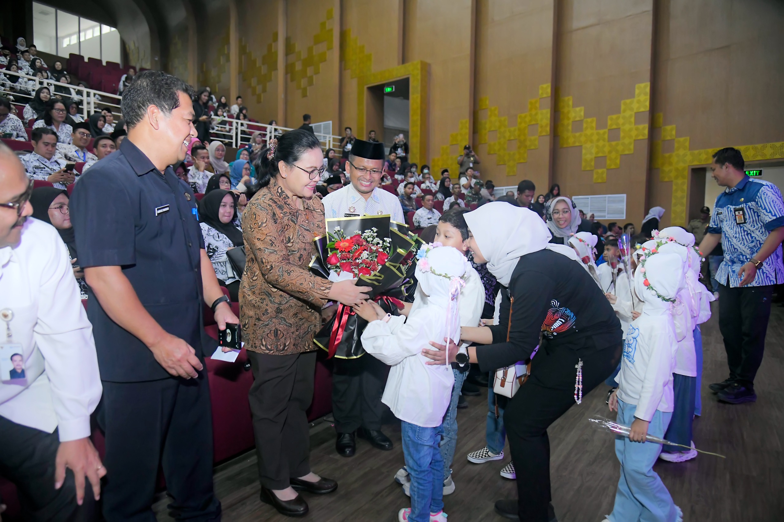 Wali kota Semarang, Agustina Wilujeng Tegaskan Guru Sebagai Pertahanan Masa Depan Generasi Bangsa Wali kota Semarang, Agustina Wilujeng Tegaskan Guru Sebagai Pertahanan Masa Depan Generasi Bangsa