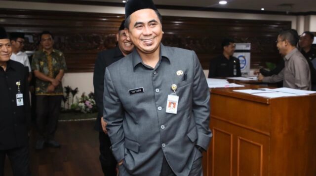 Sarung Batik bagi ASN Pemprov Jateng, Gus Yasin: Angkat Ekonomi dan Lestarikan Warisan Budaya