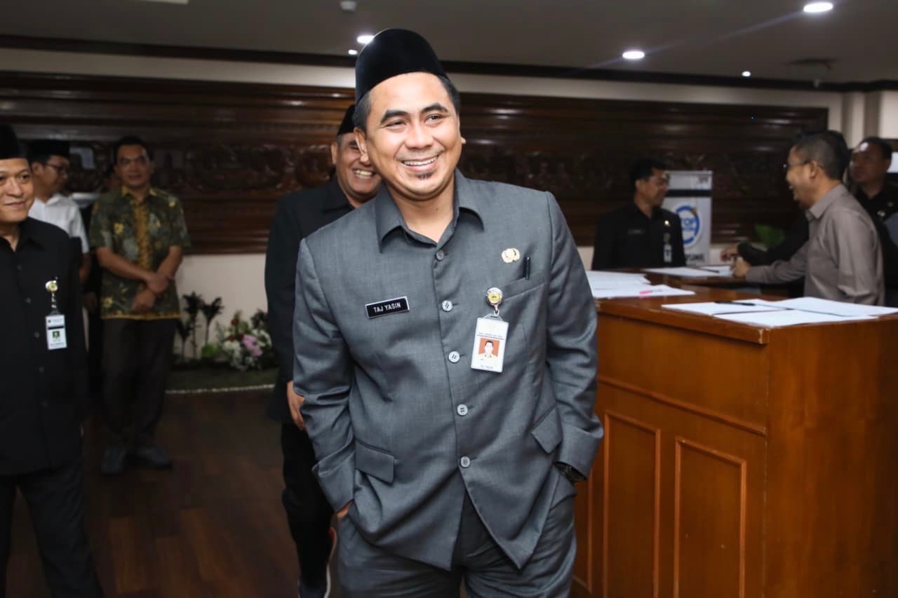 Sarung Batik bagi ASN Pemprov Jateng, Gus Yasin: Angkat Ekonomi dan Lestarikan Warisan Budaya Sarung Batik bagi ASN Pemprov Jateng, Gus Yasin: Angkat Ekonomi dan Lestarikan Warisan Budaya