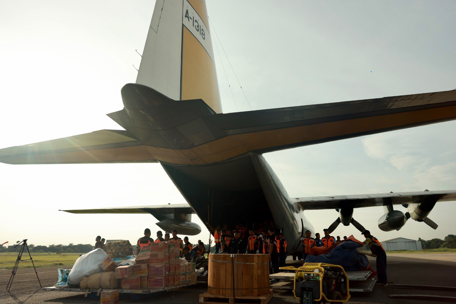 A400 dan 3 Hercules Bawa Ratusan Tenda, Perahu Karet, Genset, dan Alat Komunikasi ke Lokasi Bencana Sumatera A400 dan 3 Hercules Bawa Ratusan Tenda, Perahu Karet, Genset, dan Alat Komunikasi ke Lokasi Bencana Sumatera