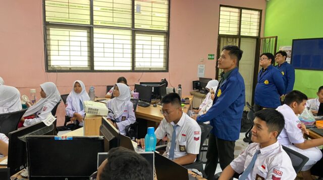 Mahasiswa USM Sosialisasikan Pentingnya Keamanan Data Pribadi di SMK Negeri 7 Semarang