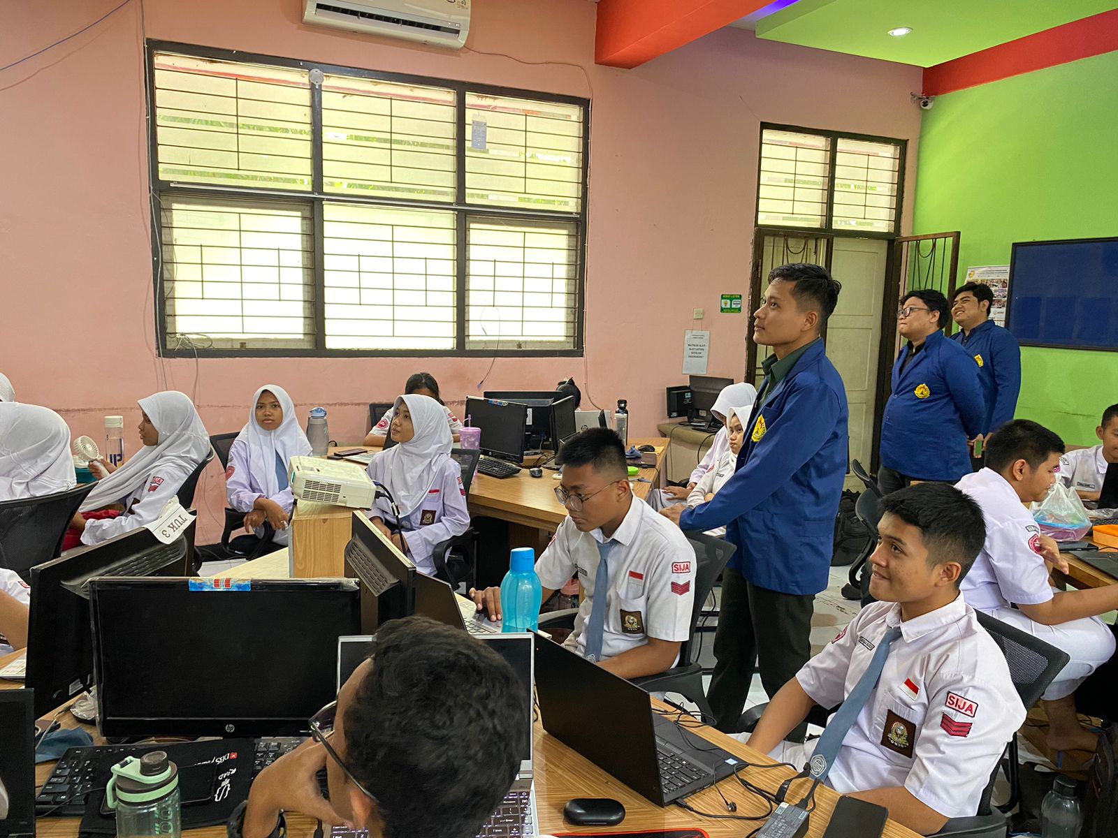 Mahasiswa USM Sosialisasikan Pentingnya Keamanan Data Pribadi di SMK Negeri 7 Semarang