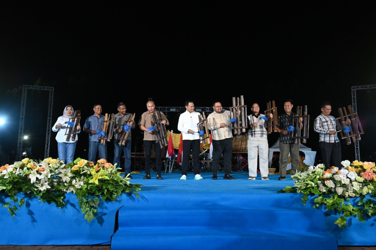 Festival Kentongan “Pecah” di Alun-Alun Purbalingga Festival Kentongan “Pecah” di Alun-Alun Purbalingga