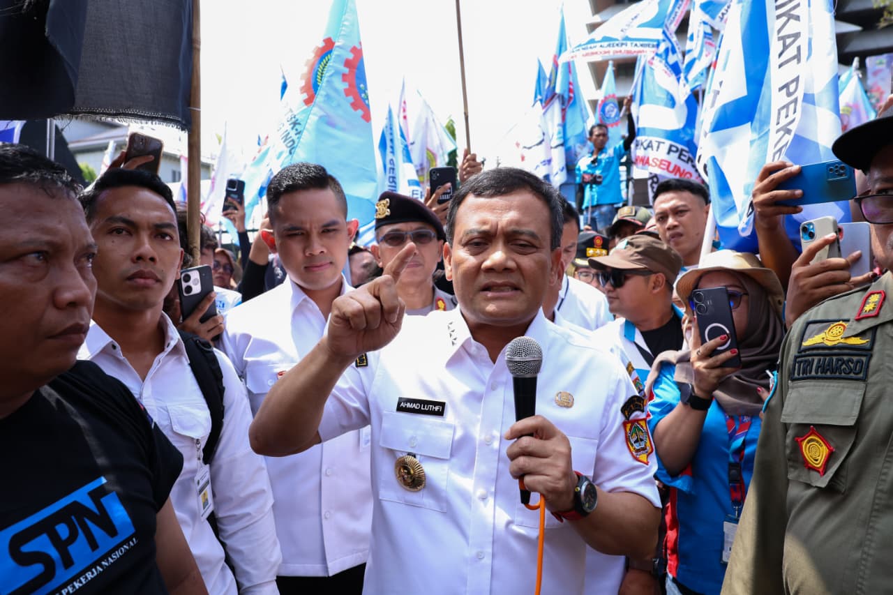 Gubernur Ahmad Luthfi Tetapkan UMP Jawa Tengah 2026 Rp2.327.386,07 Gubernur Ahmad Luthfi Tetapkan UMP Jawa Tengah 2026 Rp2.327.386,07