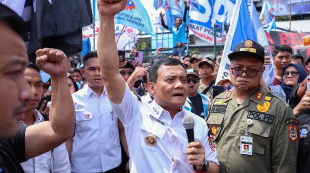 Usai Umumkan UMP dan UMK, Gubernur Ahmad Luthfi Temui Demo Buruh