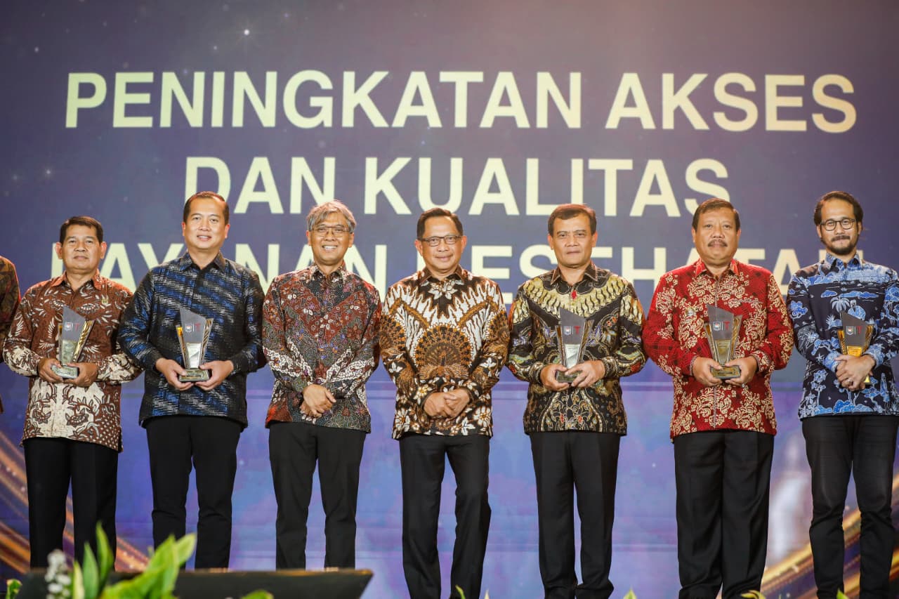 Pemprov Jawa Tengah raih penghargaan layanan kesehatan terbaik 2025 berkat program Speling dan cek kesehatan gratis. Pemprov Jawa Tengah raih penghargaan layanan kesehatan terbaik 2025 berkat program Speling dan cek kesehatan gratis.