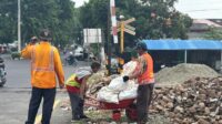Tingkatkan Keselamatan, KAI Lakukan Perbaikan Rel di Perlintasan Sebidang Semarang Tingkatkan Keselamatan, KAI Lakukan Perbaikan Rel di Perlintasan Sebidang Semarang
