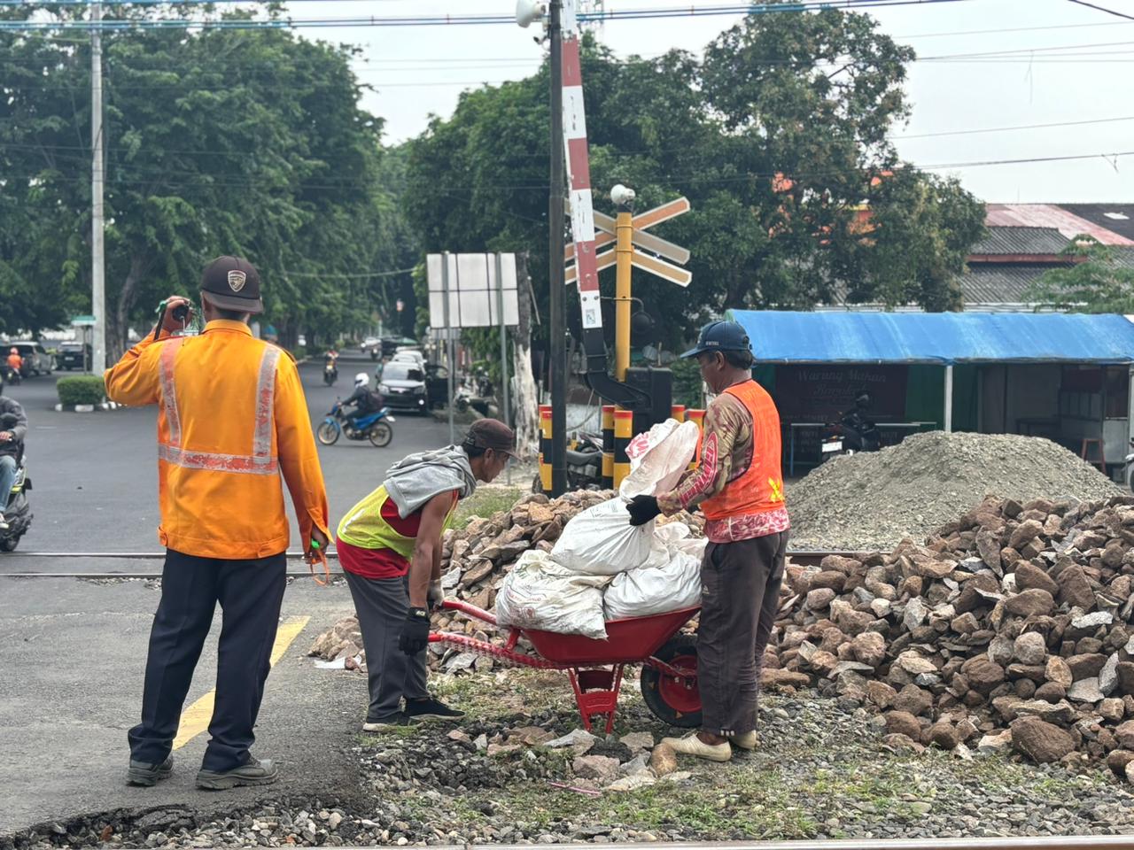 Tingkatkan Keselamatan, KAI Lakukan Perbaikan Rel di Perlintasan Sebidang Semarang Tingkatkan Keselamatan, KAI Lakukan Perbaikan Rel di Perlintasan Sebidang Semarang